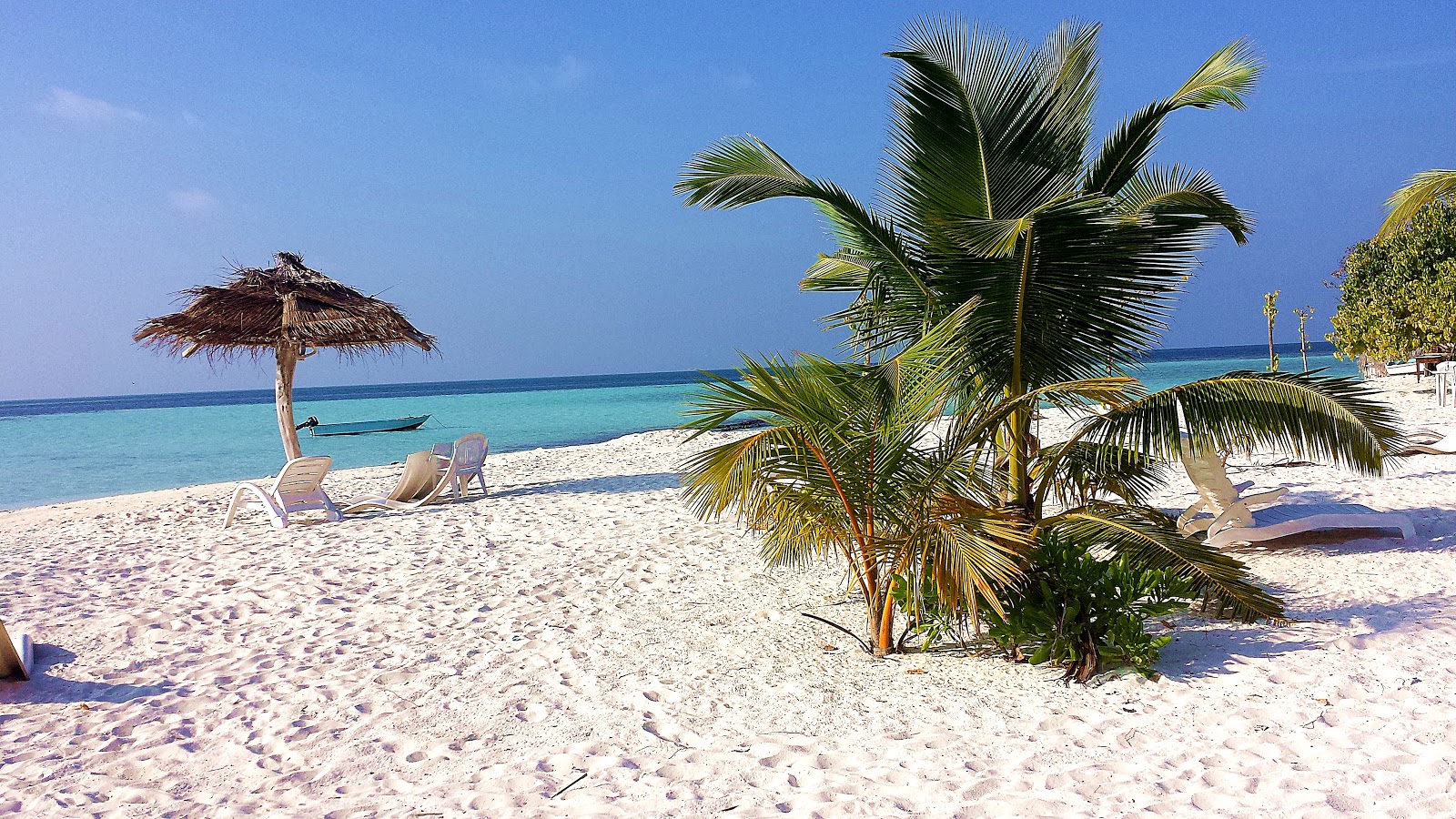 Φωτογραφία του Παραλία Βασούγκιρι με ψιλή λευκή άμμος επιφάνεια