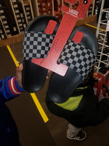 Shoe Store «DSW Designer Shoe Warehouse», reviews and photos, 23171 W Outer Dr, Allen Park, MI 48101, USA