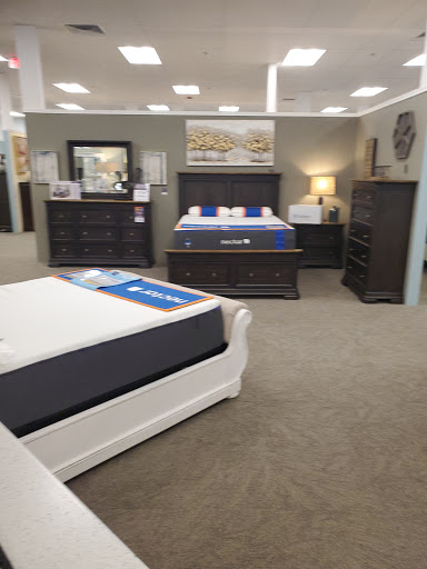 Furniture Store «Raymour & Flanigan Furniture and Mattress Store», reviews and photos, 100 Highland Ave, Seekonk, MA 02771, USA