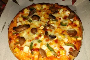 Domin'q Pizza image