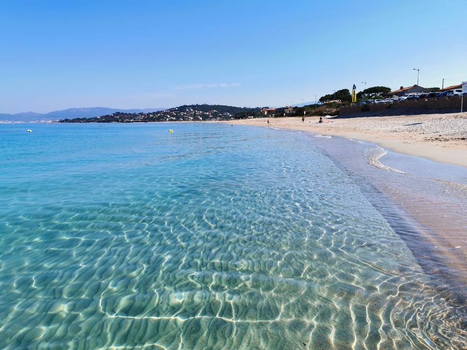 Foto di Agosta beach con una superficie del sabbia beige fine