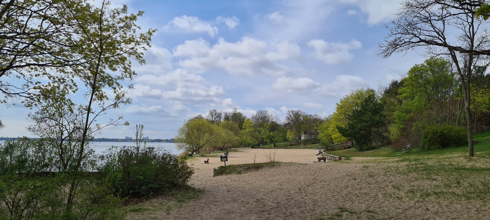 Valokuva FKK Strandbad Muggelseeista. sisältäen tilava ranta