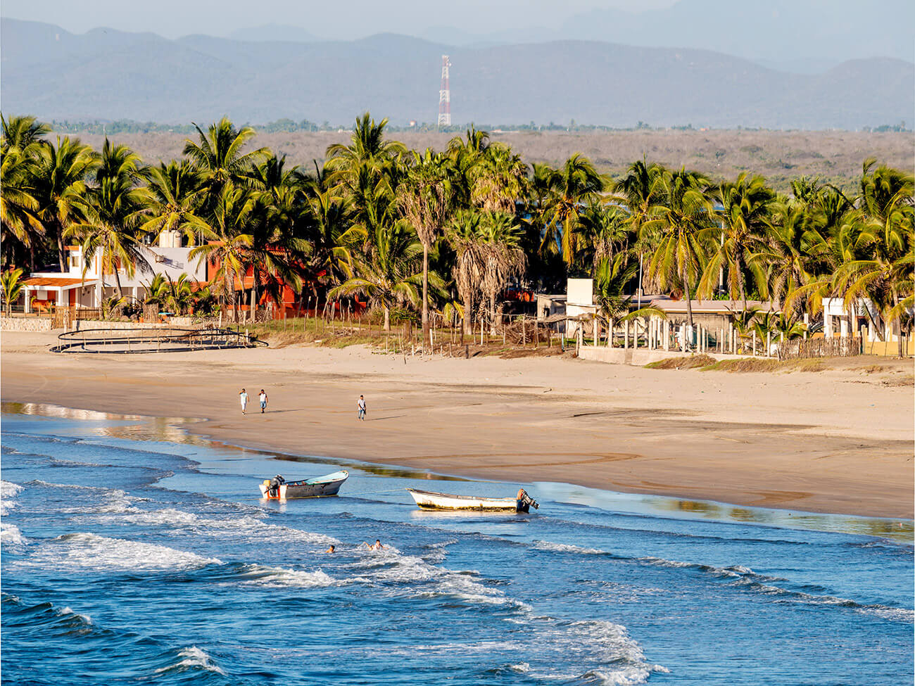 Bars of Piaxtla beach的照片 带有碧绿色水表面