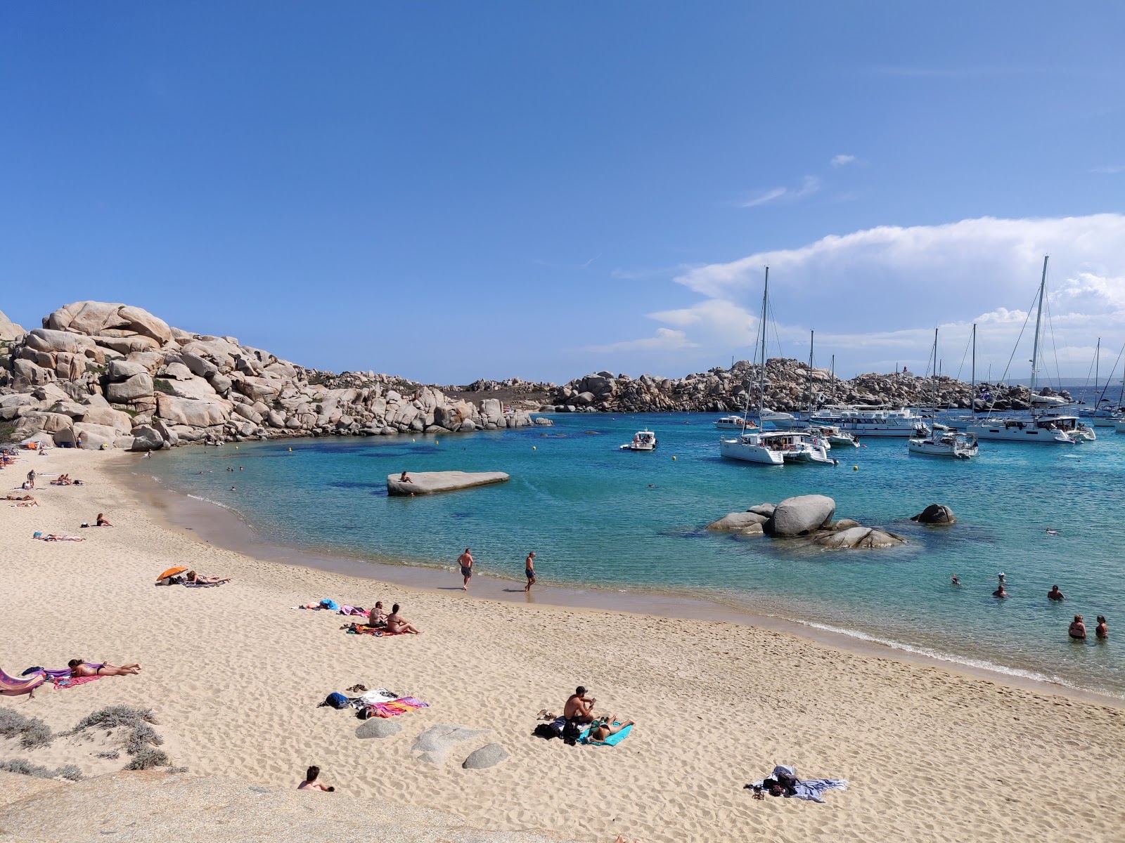 Cala Giunco Plajı'in fotoğrafı parlak ince kum yüzey ile