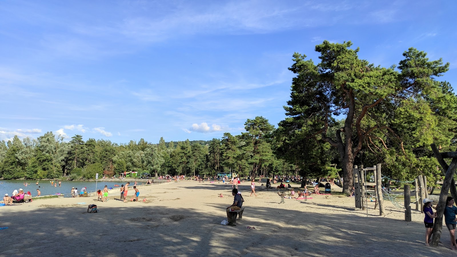 Foto von Plage d'Yverdon-les-Bains mit beiger sand Oberfläche