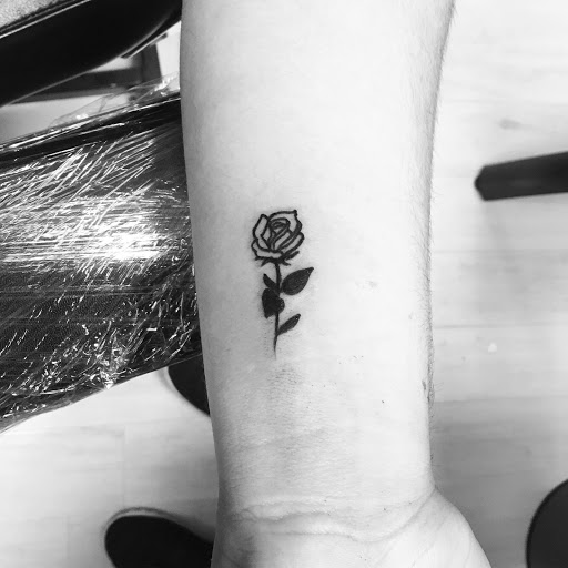 Explore daisy flower tattoo ideas, creative tattoo ideas in Mobile, available at Kaoz