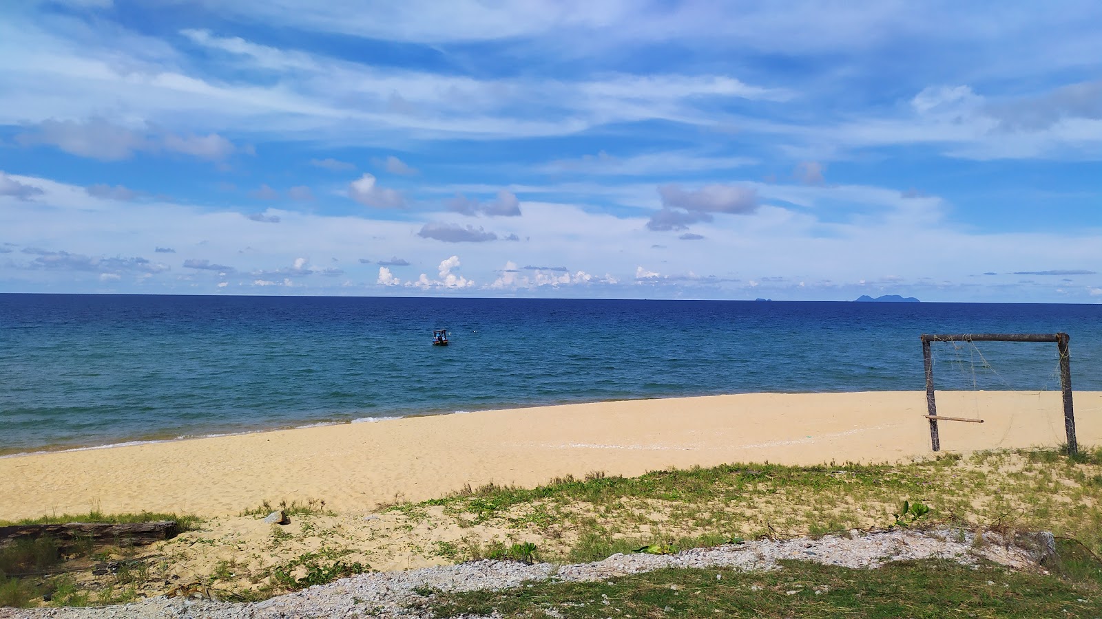 Rantau Abang Beach的照片 带有碧绿色纯水表面