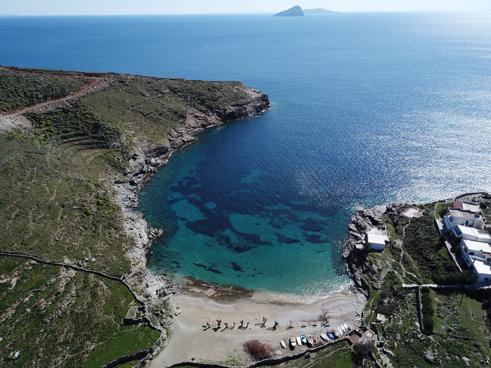 Photo de Antonides beach protégé par des falaises