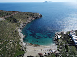 Foto von Antonides beach von Klippen umgeben