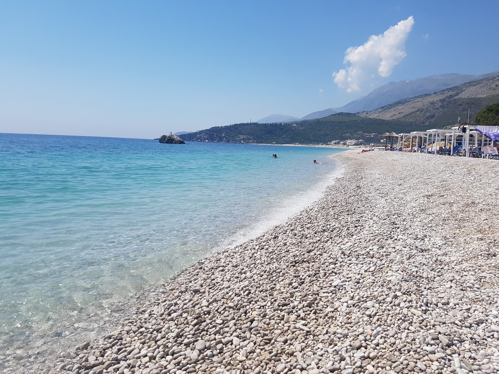 Foto di Livadh Beach con baia lunga