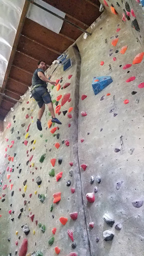 Rock Climbing Gym «Hangar 18 Indoor Climbing Gym - South Bay», reviews and photos, 4926 W Rosecrans Ave, Hawthorne, CA 90250, USA