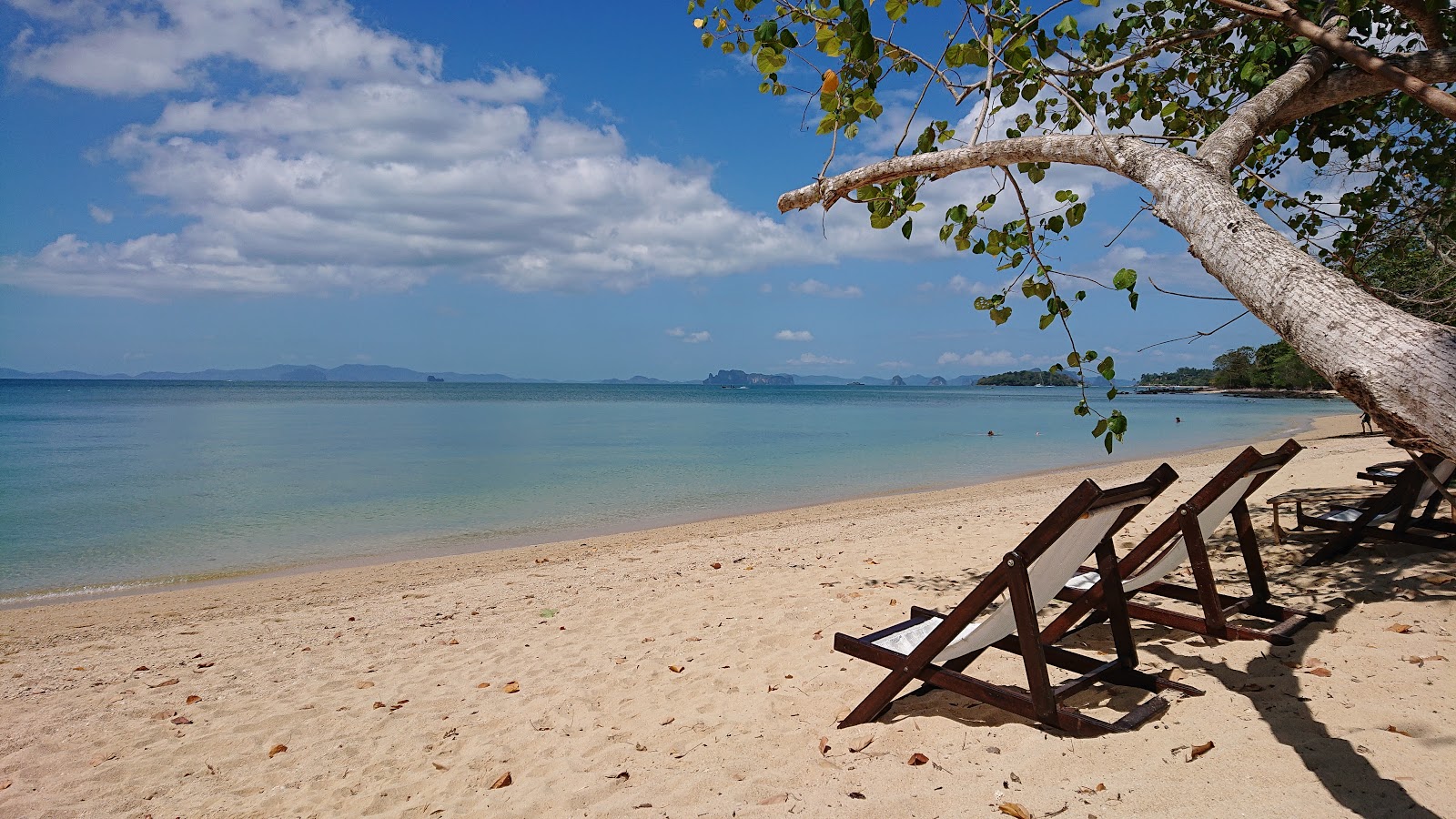 Photo de Klong muang Bay avec plage spacieuse