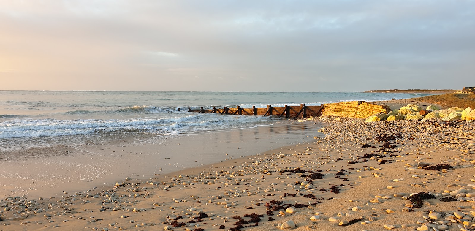 Photo de Le Martray Beach avec rivage droit, long