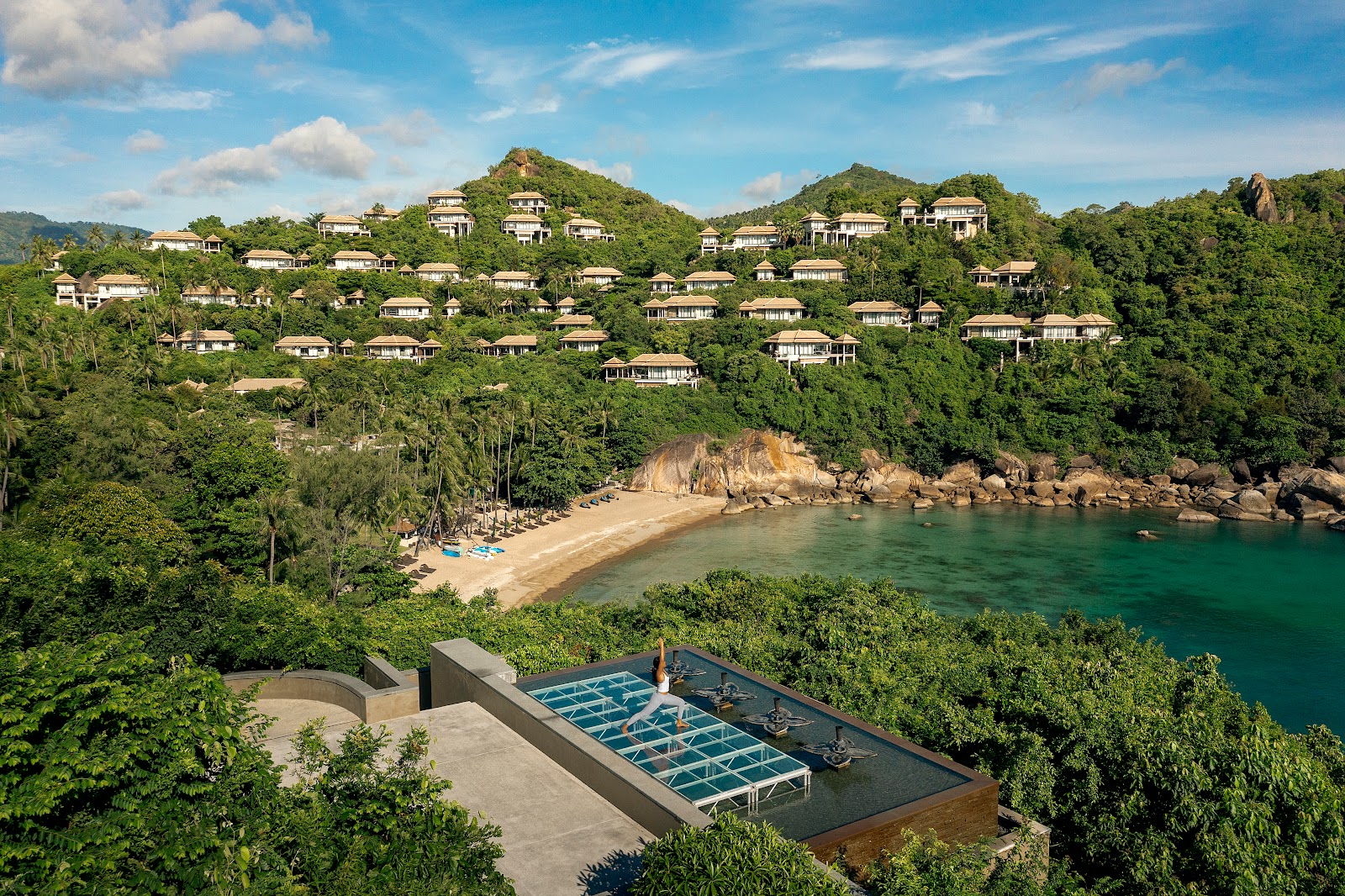 Coral Bay Beach'in fotoğrafı uçurumlarla desteklenmiş