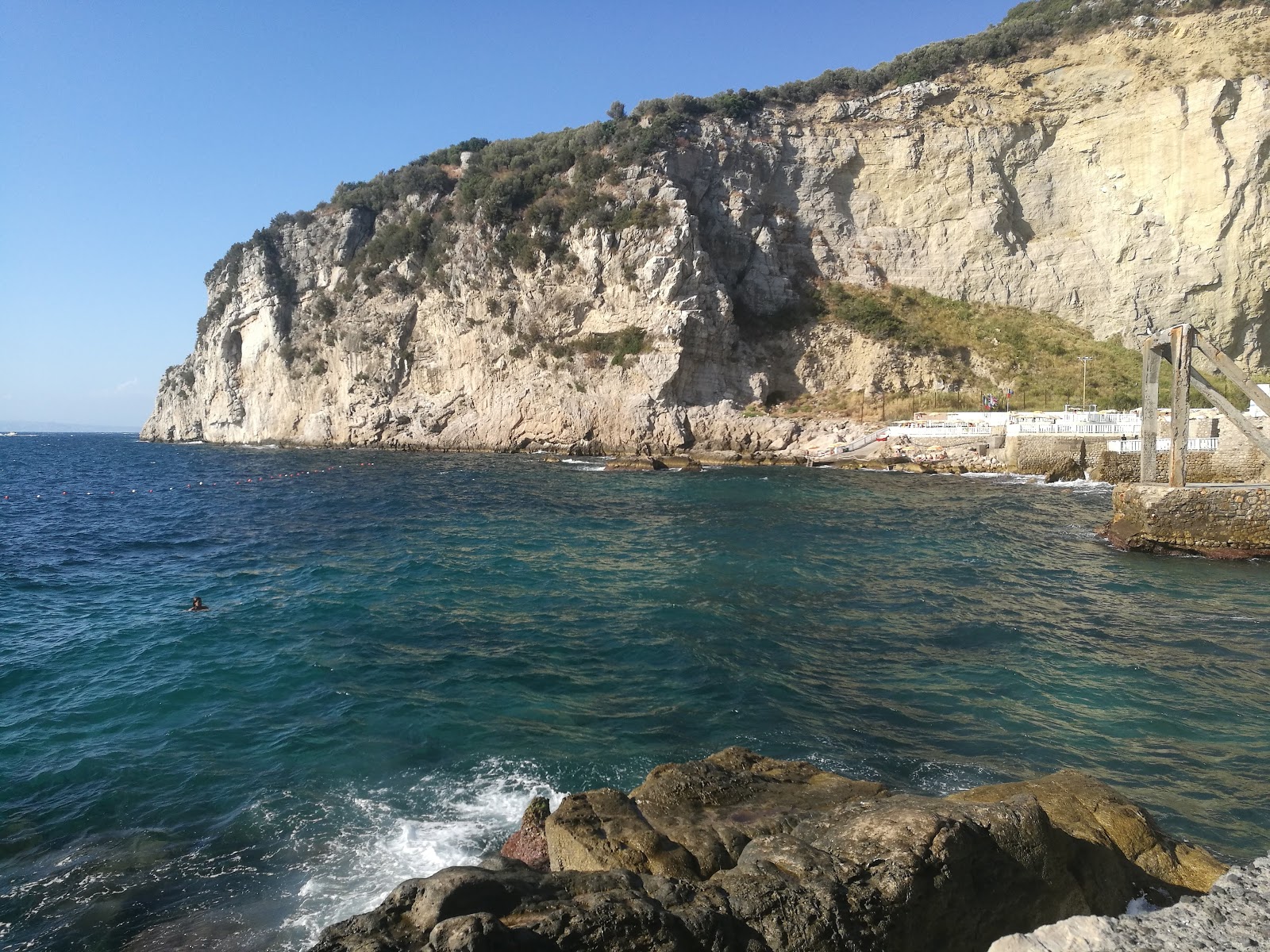 Φωτογραφία του Maya Beach Experience περιτριγυρισμένο από βουνά