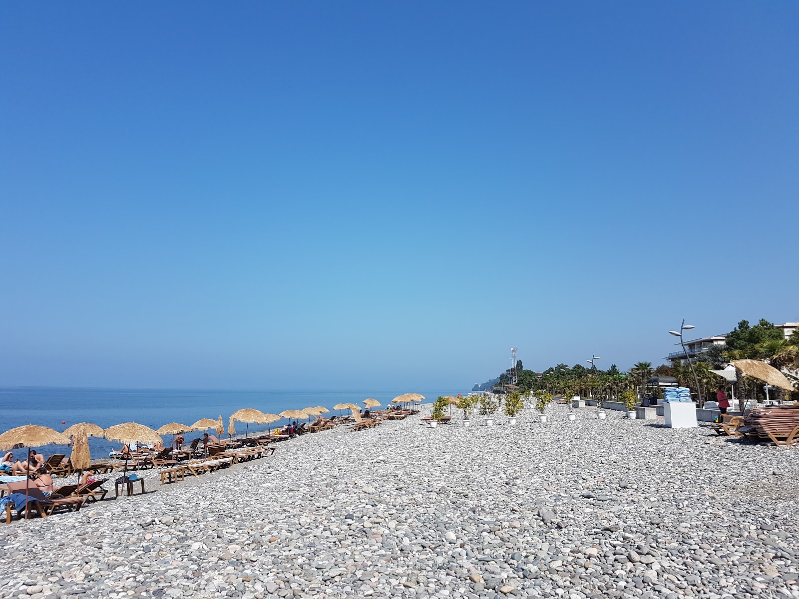 Foto di Oasis beach con una superficie del ciottoli beige