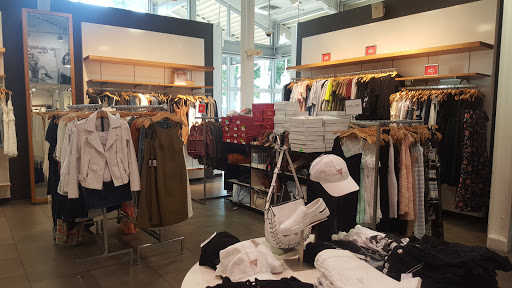 Clothing Store «GUESS», reviews and photos, 401 Biscayne Blvd, Miami, FL 33132, USA