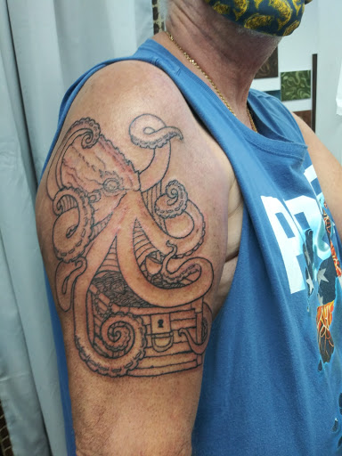 Tattoo Shop «Live Wire Arts», reviews and photos, 161 Higbie Ln, West Islip, NY 11795, USA