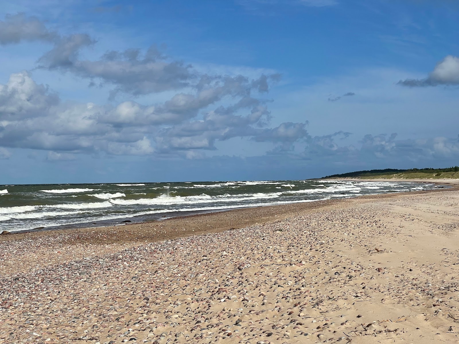 Fotografija Uzavas upes beach z dolga ravna obala