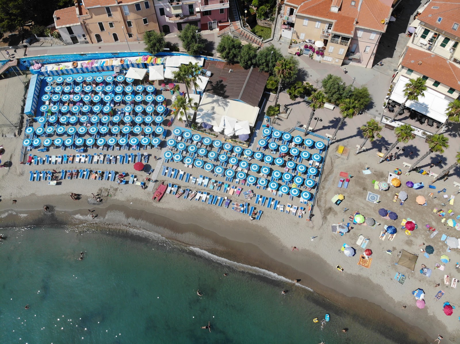Fotografie cu Plaja St. Lorenzo al Mare cu o suprafață de apa albastra