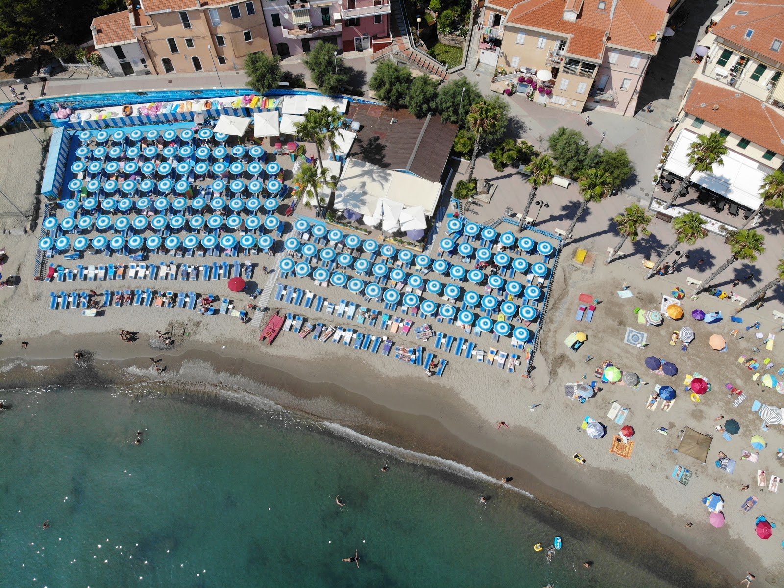 Foto de Playa de San Lorenzo al Mare con varias bahías espaciosas