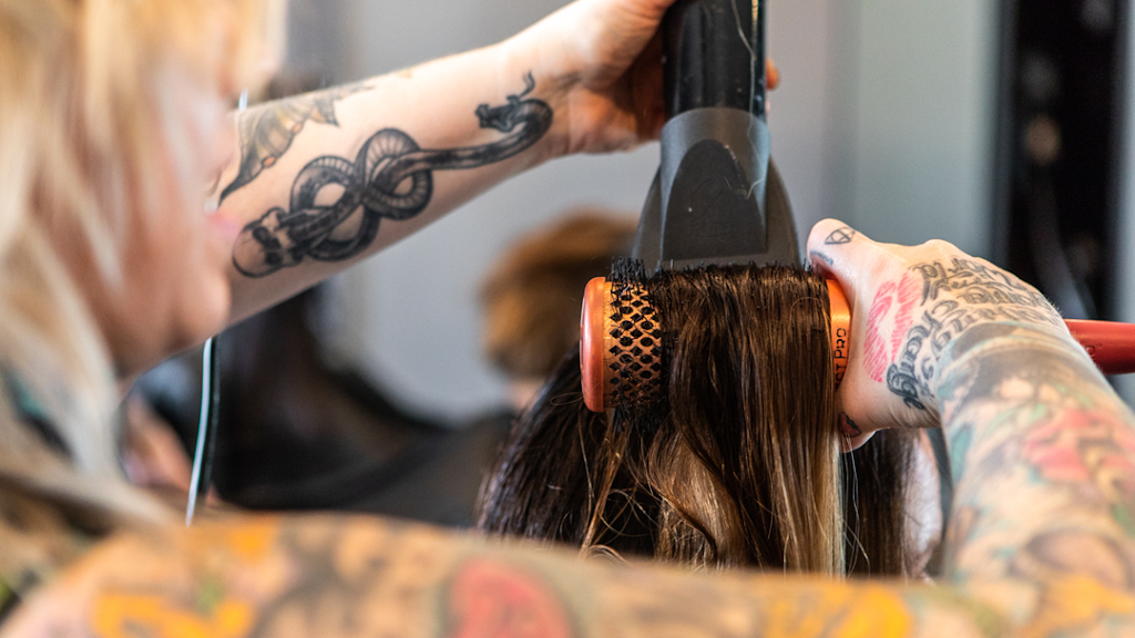 Leonardo's Salon & Spa 02169