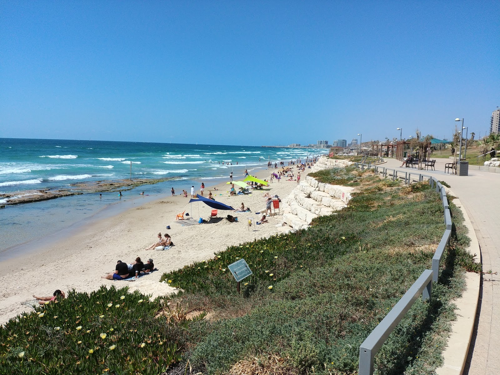 Foto de Hatzuk beach con agua cristalina superficie