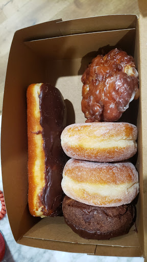 Donut Shop «Donut Hut», reviews and photos, 2025 W Magnolia Blvd, Burbank, CA 91506, USA