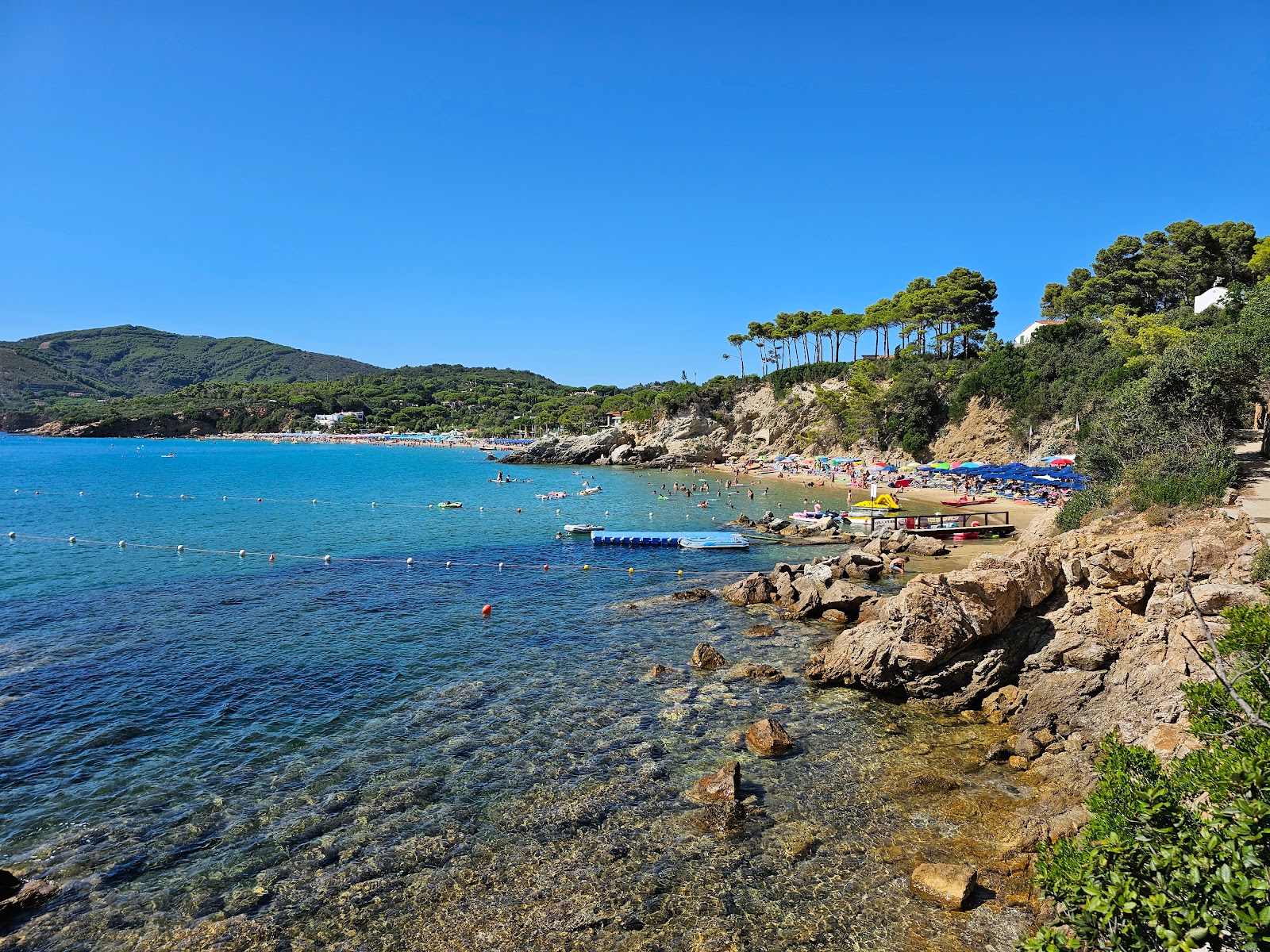 Spiaggia Le Calanchiole'in fotoğrafı parlak kum yüzey ile