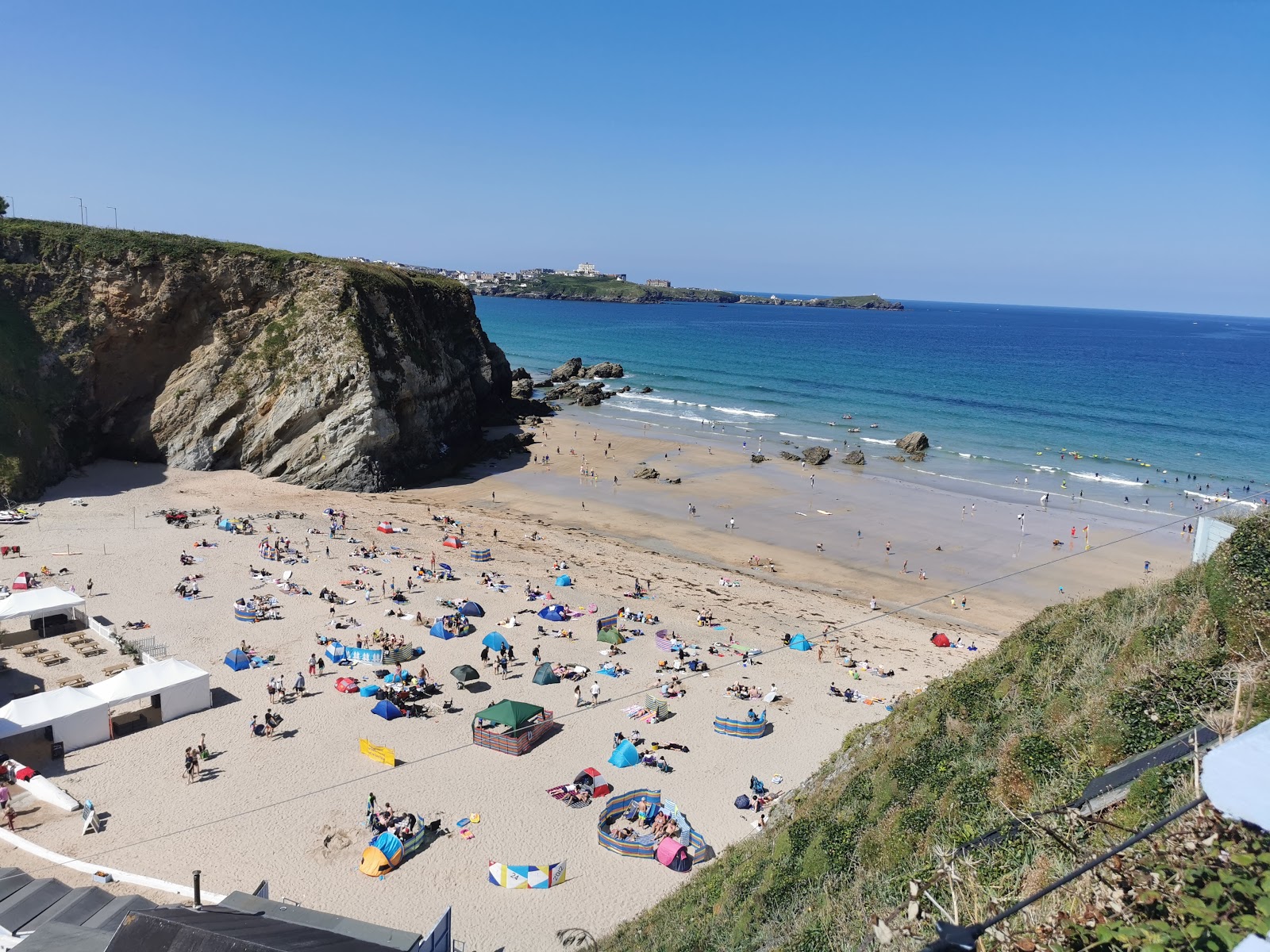 Foto di Newquay beach con una superficie del sabbia beige