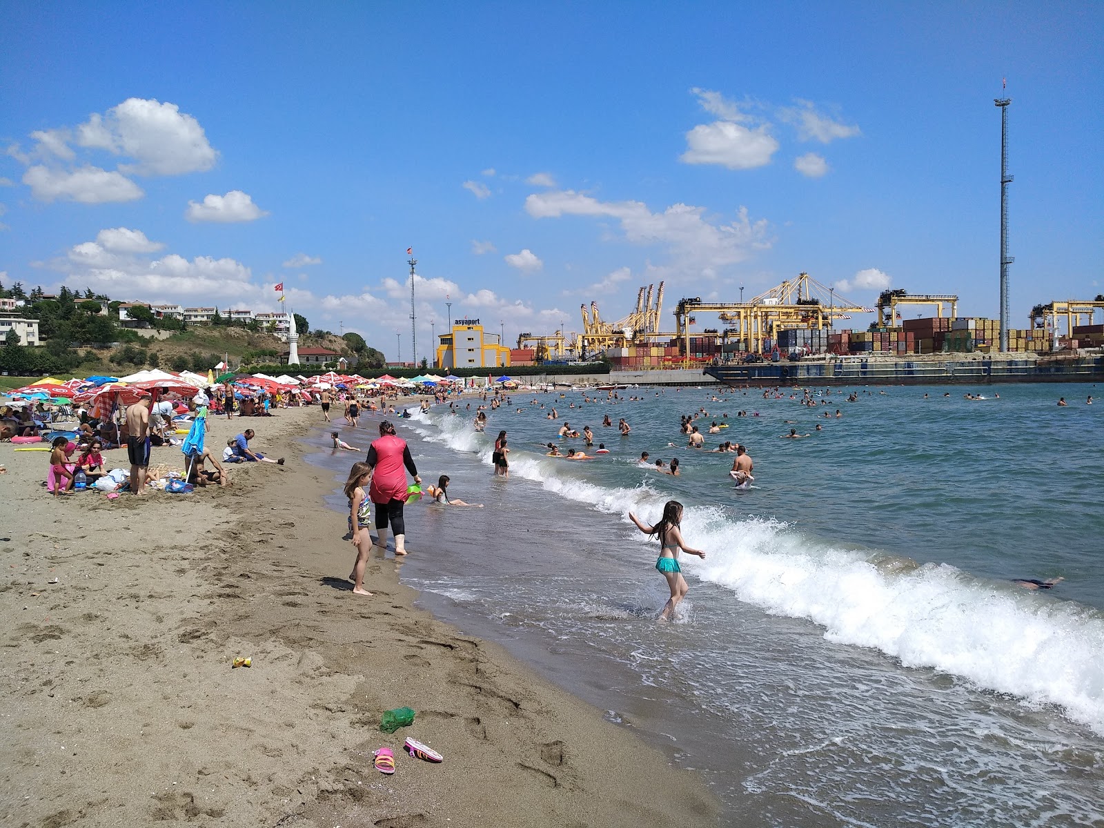 Fotografie cu Guldal Container beach cu o suprafață de nisip maro