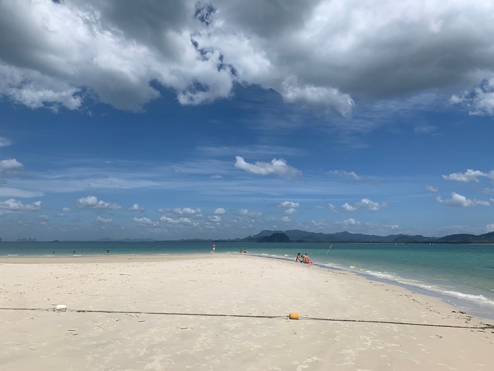 Foto de Praia da Pérola e o assentamento