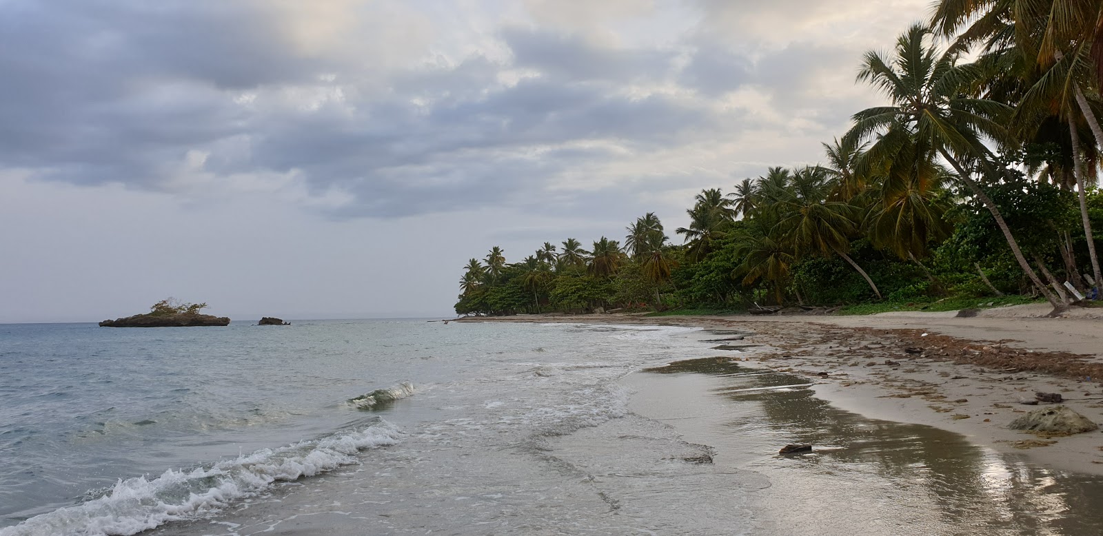 Fotografie cu Playa Anacaona cu o suprafață de nisip gri