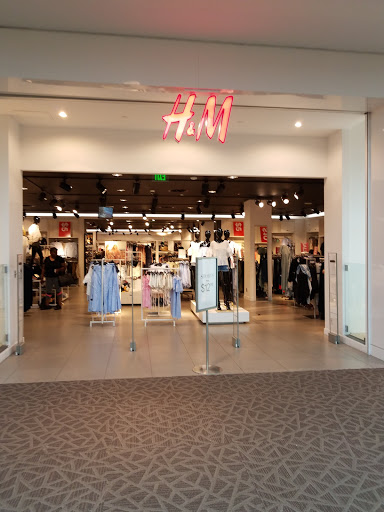 Clothing Store «H&M», reviews and photos, 5065 Main St, Trumbull, CT 06611, USA