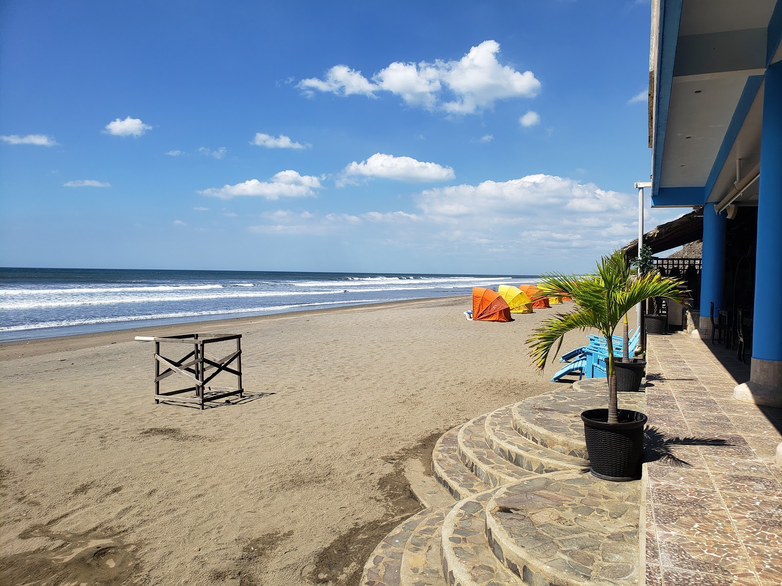 Φωτογραφία του Quizala beach με γκρίζα άμμος επιφάνεια