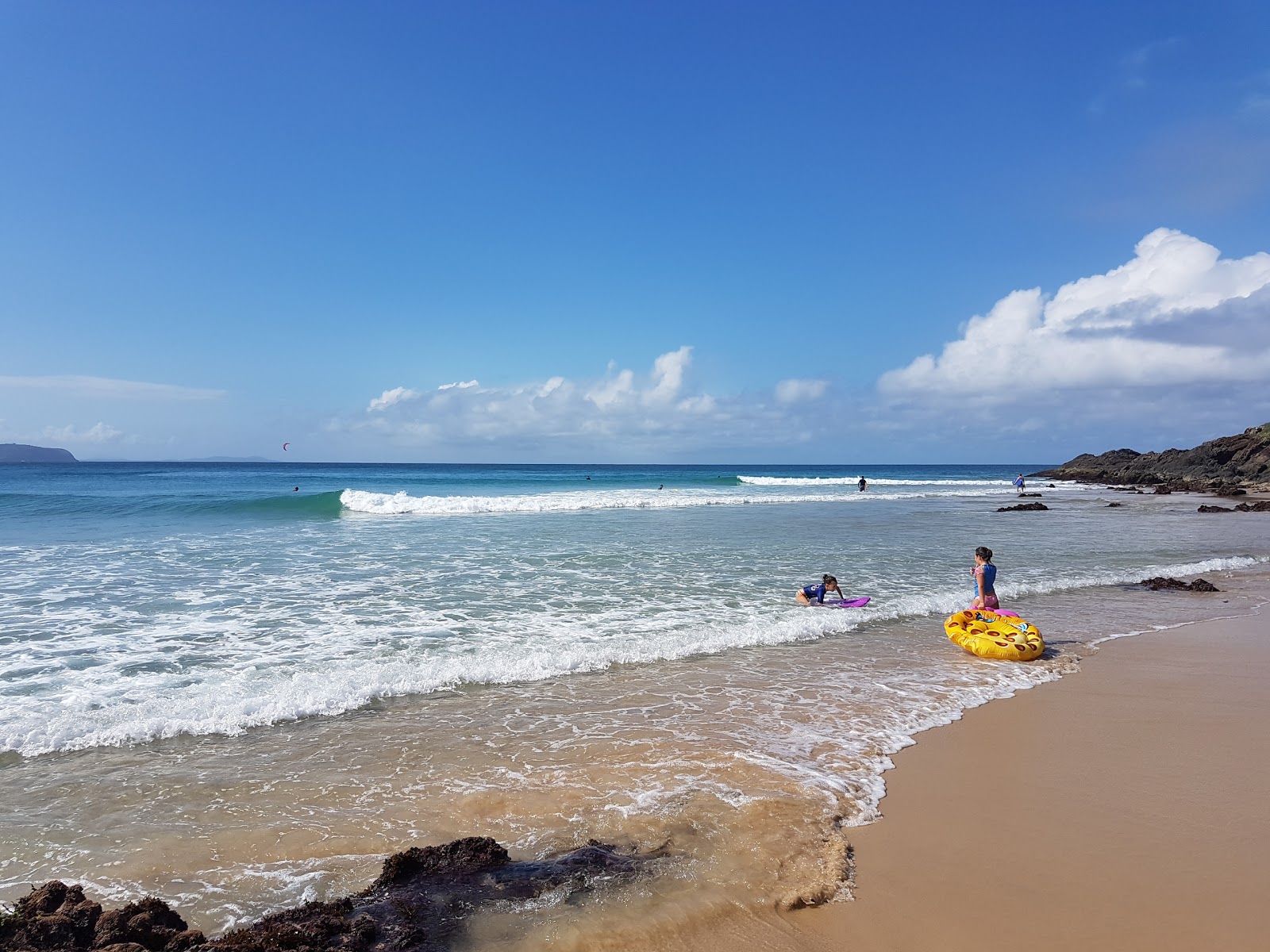 Foto de Goolawah Beach con arena fina beige superficie