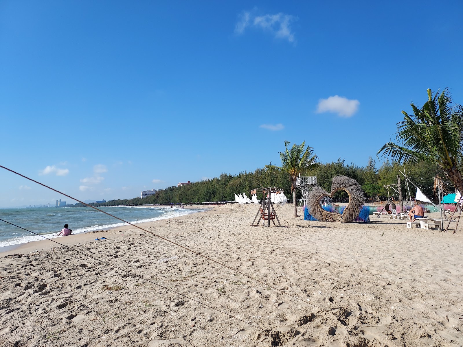 Zdjęcie North Cha-am Beach z powierzchnią jasny piasek