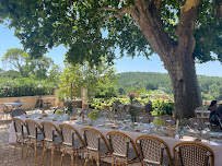 Atmosphère du Restaurant Domaine Perréal, Table, Chambres d'hôtes, Gîtes, Vins, Huile à Saint-Saturnin-lès-Apt - n°2