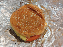 Cheeseburger du Restaurant de hamburgers Five Guys Clermont-Ferrand - n°6