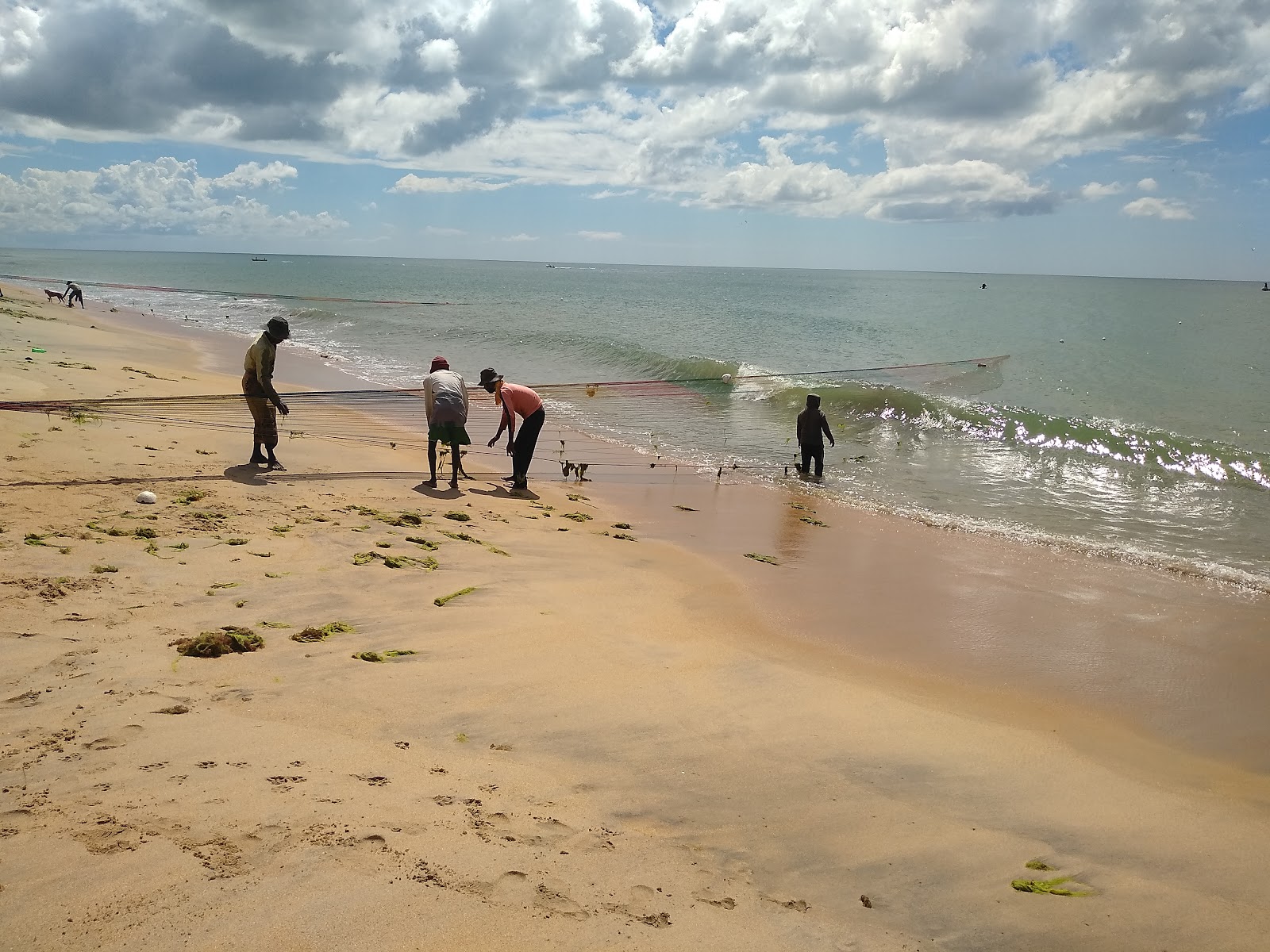 Foto de Thoduwa Beach con recta y larga