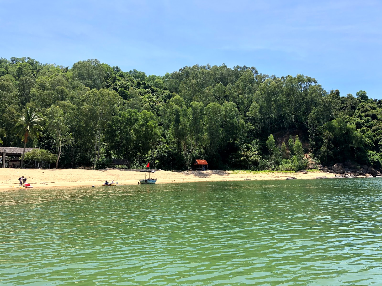 Φωτογραφία του Cat Vang Beach περιτριγυρισμένο από βουνά