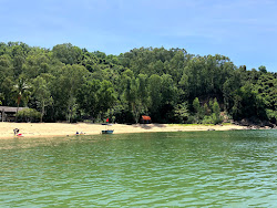 Photo de Cat Vang Beach entouré de montagnes