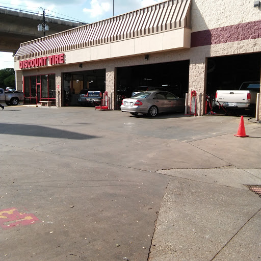 Tire Shop «Discount Tire Store», reviews and photos, 8219 Research Blvd, Austin, TX 78758, USA