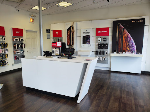 Cell Phone Store «T-Mobile», reviews and photos, 5546 N Milwaukee Ave, Chicago, IL 60630, USA