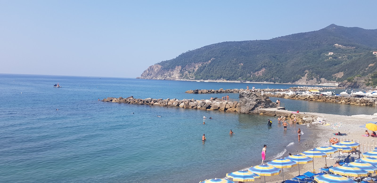 Foto von Moneglia beach II von Klippen umgeben
