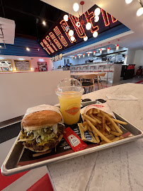 Plats et boissons du Restaurant américain Fatburger France à Sarcelles - n°2
