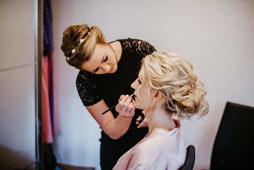 EckHaart Hairstyle and Beauty In Roßleithen