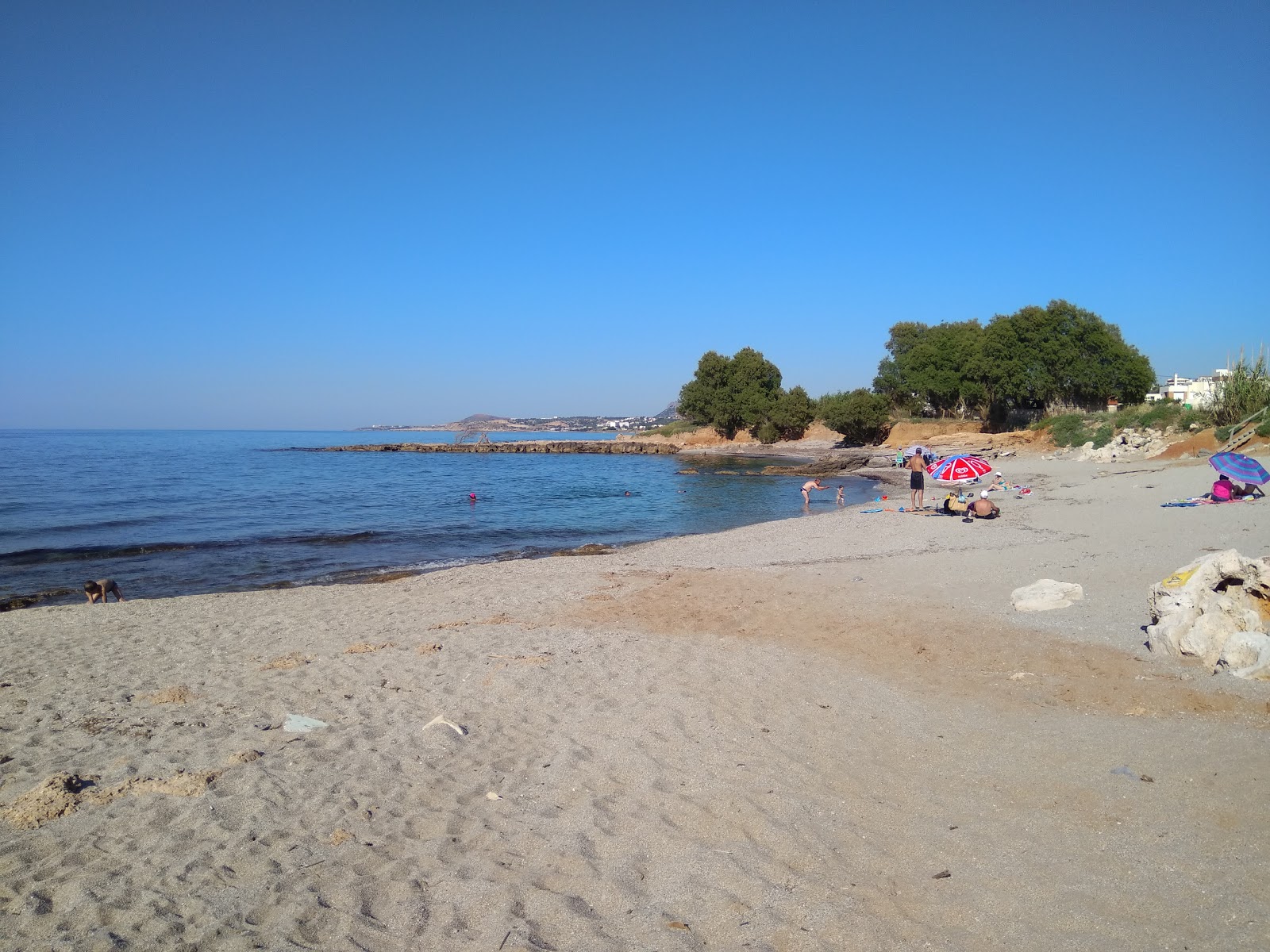 Fotografija Pirgos Beach z turkizna čista voda površino