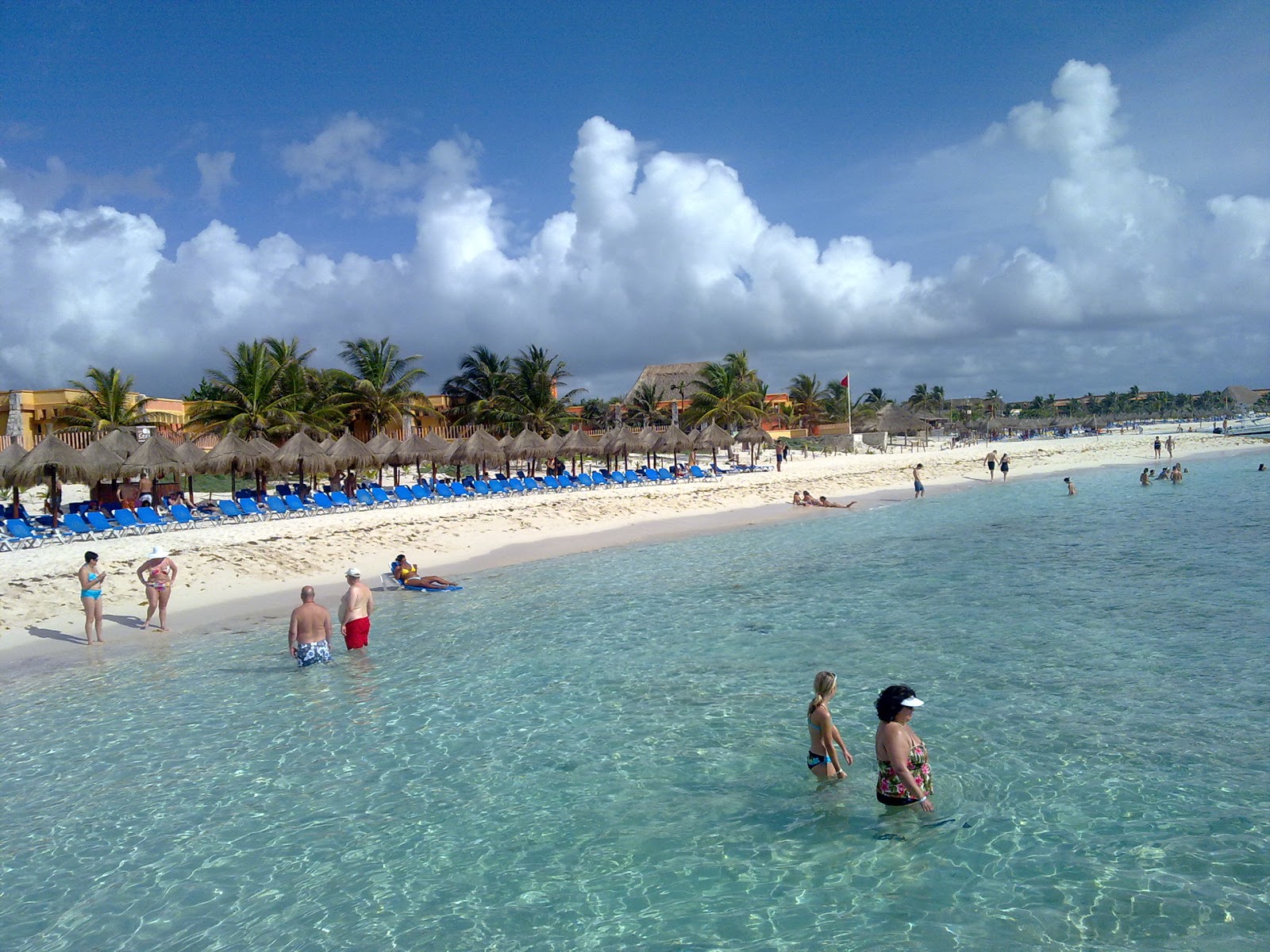 Foto de Playa Coba com areia fina e brilhante superfície