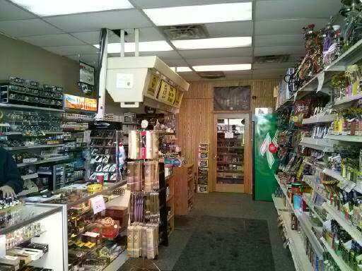 Tobacco Shop «Tobacco Tree Inc», reviews and photos, 1734 Lexington Ave N, Roseville, MN 55113, USA